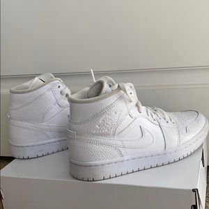 worn once!! mid jordan retros